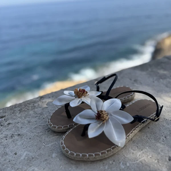 Flores sandalias blancas