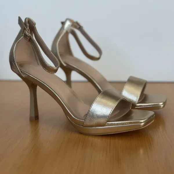 Sandalia tacón dorado (1)