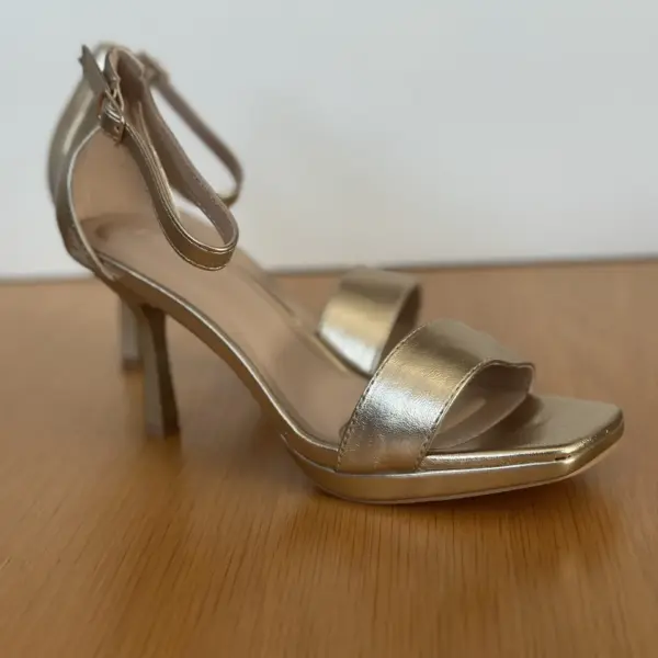 Sandalia tacón dorado (2)